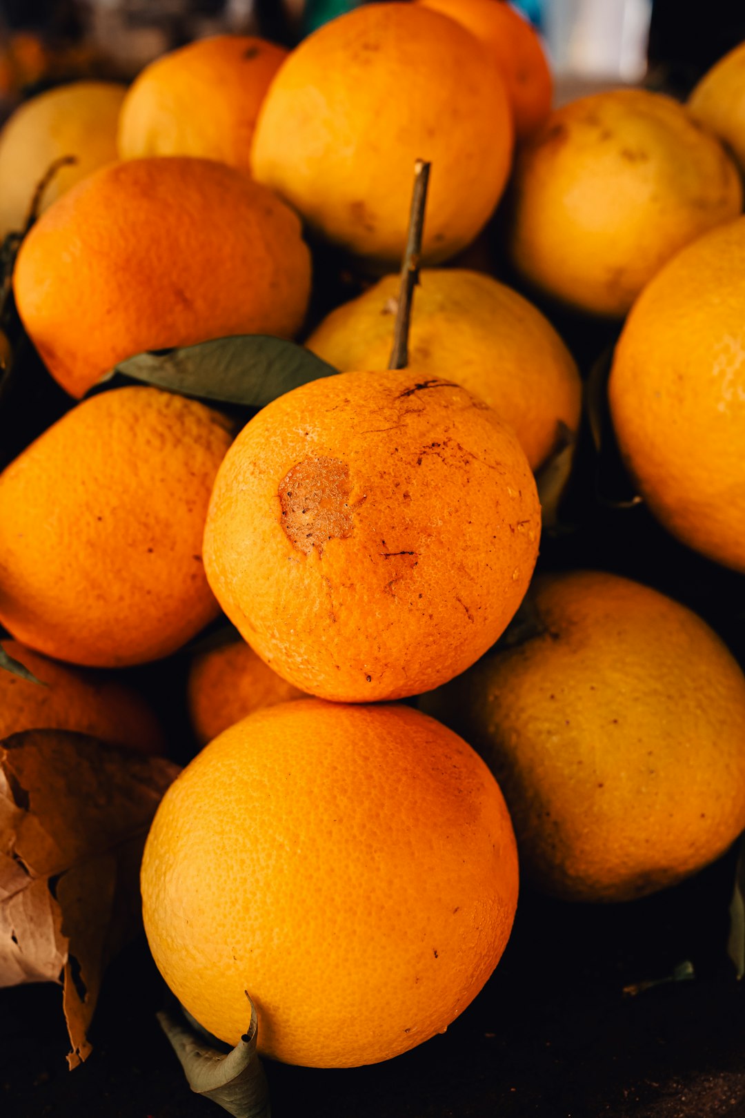 a-pile-of-oranges-sitting-on-top-of-each-other-mfw87-5m6de